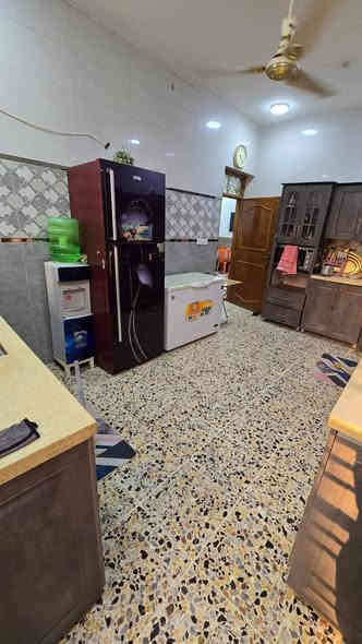 السلام وعليكم بيت طابقين ونص يتكون من 5غرف نوم استقبال مطبخ 4 حمامات حولي مناور عدد2 واجهه حجر داخل سيراميك البيت كلش جديد مساحته ١٥٠ واجه ٧ونص مكان الهياكل عقداء قريب علسريع السعر ٤٠٠ مليون وبي مجال قليل رقم صاحب الدار ***********
