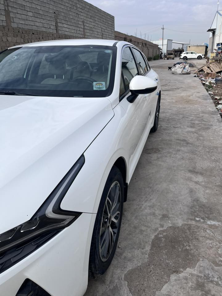 السلام عليكم 
كي فايف خليجي 2023  شركة نم رقم أربيل 
السيارة ماشية ٩٨ محرك 2000 دوش 
مواصفات السيارة بصمة تشغيل عن بعد مري شفط 
5 مود سياقة شاشة كبيرة ابل كار وكار بلي كشتات جلد 
كشن السائق كهرباء وباقي المواصفات معروفة 
السيارة بيها شخط بحافة البنيد مقدار الشخط ٢ سنتيم ورفيع جدا أصلا ما مبين ابد السيارة نضيفة جدا والسيارة بأسمي 
سعر السيارة ٢١٠ وبيها مجال حك الجية 
مكان السيارة ديالى بعقوبة للتواصل على الرقم التالي 
***********
