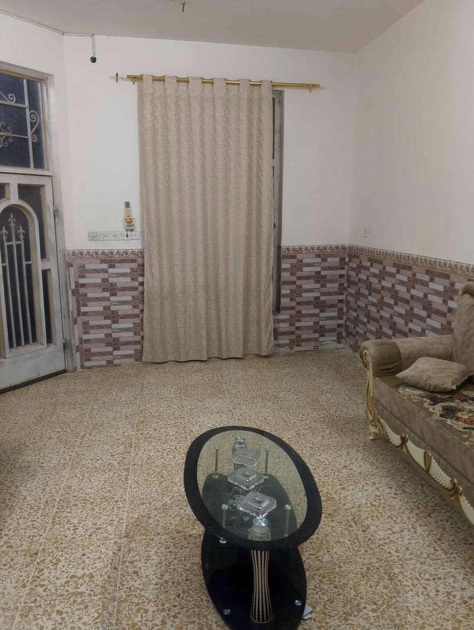 🔰♦️ دار سكن للبيع (✨مــوقع مميـز ✨)♦️🔰 
                    
♦️ الــمنطقة : حي الجامعة  
 
♦️ الموقع : ركن على شارع 15 قرب شارع 30

♦️ الــمسـاحــة  : 200م  
 
♦️يتكون من طابقين ♦️

⭐الطابق الاول ⭐
 🌿  استقبال  - 🌿مطبخ  - 🌿هول 
  🌿غرفتين نوم  -🌿  ومجموعة صحيات 

⭐الطابق الثاني ⭐
🌿 اربعة غرف نوم  🌿 صاله 🌿 - ومجموعة صحيات 

✨مـــلاحظة ✨ 
المجموع 6 غرف نوم 🛏️🌿

♦️ ملاحظة ♦️
التفاوض مع صاحب الدار حصراً 

❌لــمــعــرفـــة الــمــزيــد ❌
الاتصال على :
📱***********📱
