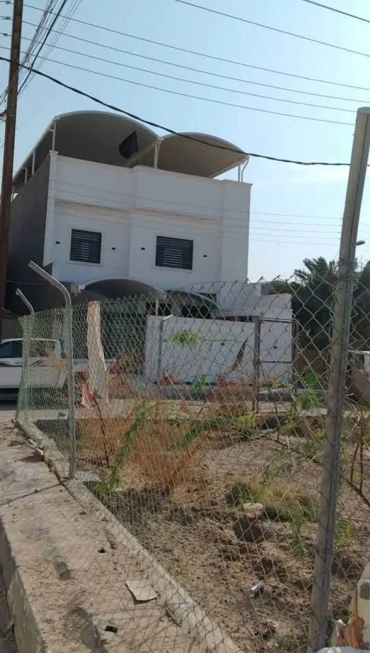 دار للبيع منطقة حي الاندلس قرب اسواق ليمونه  في شارع الجنينه  المساحه 205 واجهة البيت 10 مقابيل البيت حديقه خضراء
البيت بناء درجه اولى سنة 2024 شهر ال 8  يحتوي على كراج وحديقه وتواليت خارجي و استقبال كبير  وصاله  ومطبخ وغرفتين منام ومجمع صحيات داخلي ومناور 2 ومخزن صغير 
والطابق الثاني يحتوي على شقتين وغرفة منام 
الطابق الثالث يحتوي على مخزن كبير وسطح 
للاستفسار التواصل على الرقم 
***********
