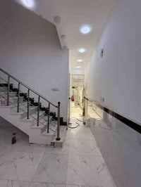 بيت للبيع حي الغدير 100م بناء حديث طولاني 07718147372