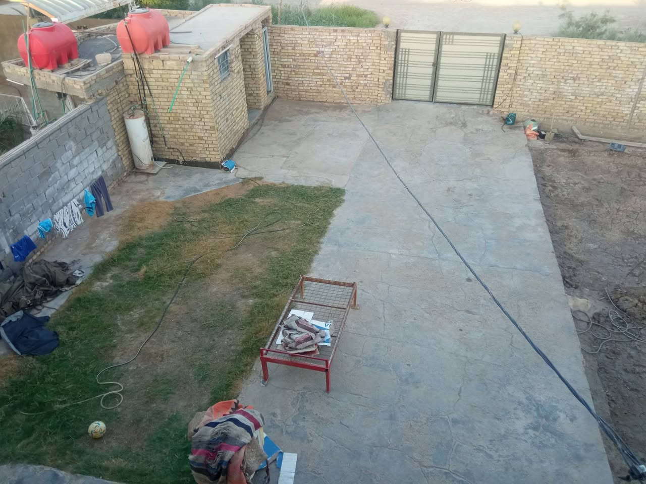 السلام عليكم دار للبيع المساحه 1290 م طابو زراعي سند 25 منطقه العلاك متوفر جميع الخدمات مي اساله كهرباء وطني ومولد مدرسه ابتدائيه ومتوسطه وتبليط لباب البيت يبعد ع الشارع العام 200 متر بنزلت السيد كاظم الناجي السعر 180 وبيه مجال للاستفسار الاتصال ع الرقم *********** اتصال واتساب
