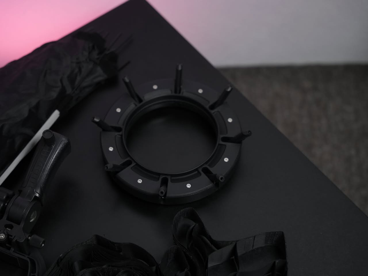 للبيع: سوفت بوكس Triopo Octagon احترافي (مقاس كبير 120 سم)
التفاصيل:
للبيع مشتت الإضاءة الشهير من شركة Triopo بالمقاس الكبير 120 سم، وهو الخيار الأمثل للمصورين الذين يحتاجون لإضاءة ناعمة جداً تغطي مساحة واسعة في تصوير البورتريه أو المنتجات.

المميزات:
الحجم: قطر 120 سم يمنحك إضاءة سينمائية ناعمة جداً وتوزيعاً احترافياً للضوء.

تصميم Octagon: شكل ثماني الأضلاع يعطي انعكاساً دائرياً جذاباً في عين الشخص المصور.

نظام المظلة: يتميز بسرعة فائقة في الفتح والإغلاق، مما يجعله مثالياً للعمل الميداني.

التحكم بالضوء: يأتي مع شبكة (Grid) لتوجيه الضوء بدقة ومنع تشتته، بالإضافة إلى قماش تشتيت داخلي وخارجي.

سهولة التثبيت: مزود بمقبض يدوي (Handle) مريح يتيح لك التحكم به يدوياً أو تثبيته على حامل الإضاءة.

التوافق: متوافق مع كافة أنواع فلاشات الكاميرا (Speedlights).

الحالة: (اذكر حالة المنتج، مثلاً: "ممتازة ومع كامل الملحقات الأصلية"). كالار, السليمانية


**إذا كنت صاحب هذا الإعلان وتريد حذفه لأي سبب، رجاءا أرسل رسالة إلى الدعم الفني**