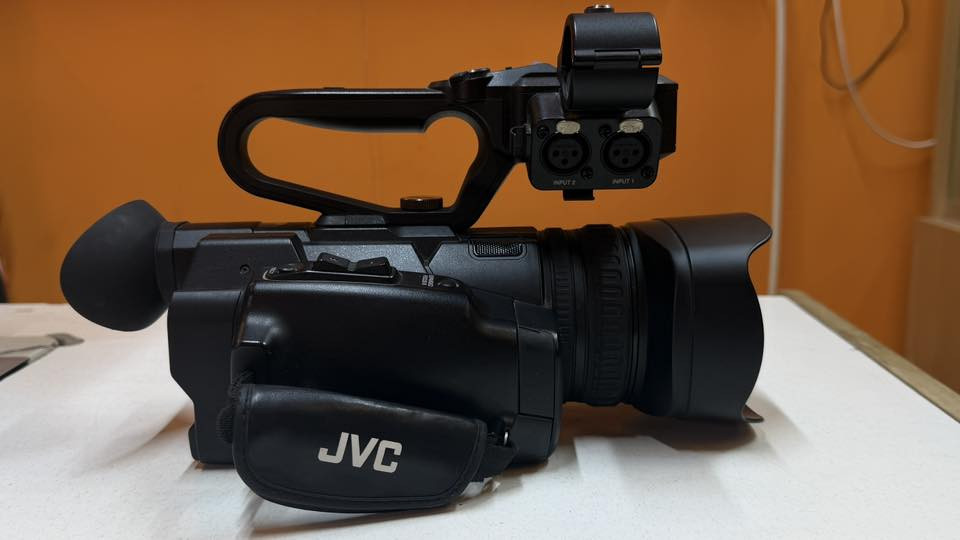 السلام عليكم كاميرا سوني JVC 4k نيضيفة جدا مع 2 بطاريات + شاحنة السعر 350 الف 
للتواصل ***********
