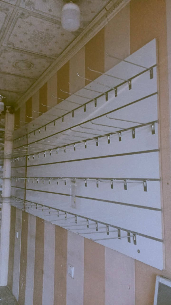 السلام عليكم 
رفوف وفاترينات للبيع مكاني بغداد 
*********** بي واتساب
