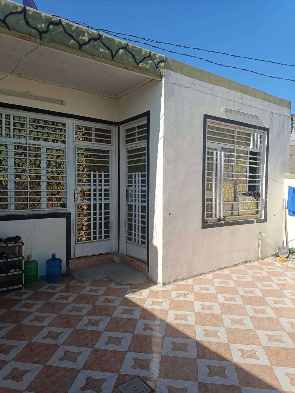 بيت للبيع مساحه 200 متر يحتوي علئ غرفتين نوم 5 4  او هول 8 5 او مطبخ او مضيف 5 4 او حمام داخلي سكفه سنوديچ السعر 38 او بي مجال ***********
