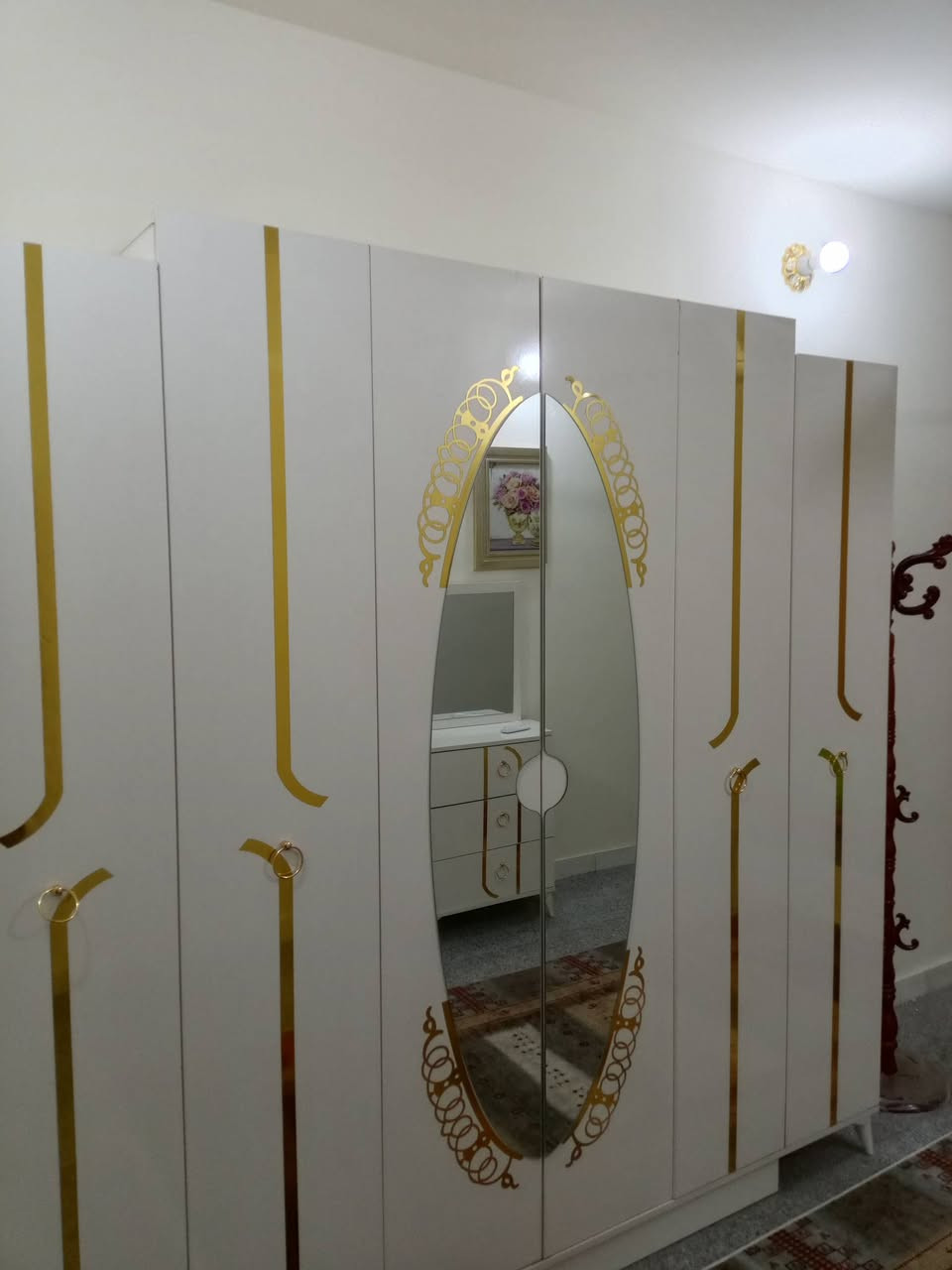 للئيجار شقة مفروشة بلمنصور الاميرات قرب نادي الصيد تحتوي على غرفتين وصاله ومطبخ  مع الانترنت والكهرباء مفتوح 24ساعة ب 900$ للئستفسار الاتصال بالرقم ***********
