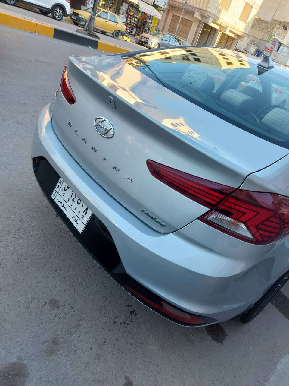 النترا 2020 limited نسخة محدودة وارد امريكي
نظيفة جداً جداً اخت الزيرو / كلين تايتل
ماشية 21 الف ميل
حادثها جاملغ خلفي فقط مصلح بارد بدون صبغ / حادث خفيف جداً مثل ما موضح بلصور 
رقم بغداد / فول مواصفات
دخول بصمة جهتين وتشغيل بصمة
كشنات جلد كهربائية + تدفئة كشنات 
مرآة عاكسة كهربائية
تبريد بيانو + سستم صوة infinite 
رادار / مثبت سرعة / تحذير نقاط عمياء / تحكم ستيرن 
صندوق كهربائي حساس
اشارة بل مري
3 انظمة قيادة 
زنون بلادي ٤ عدسات امامي / LED نهاري
LED خلفي 
ويل كب 17 / اطارات جديدة
ارضيات الاصلية موجودة + رزلاين الاصلي
محرك 2000 دوش 
العنوان / بغداد - الاعظمية
***********
السعر 165 ورقة
