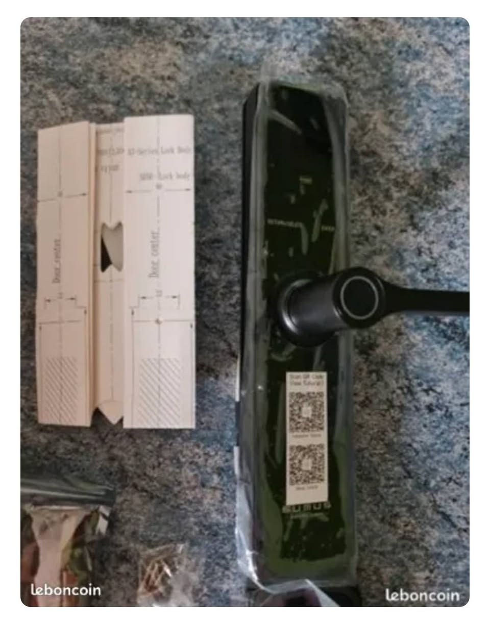 قفل ذكي من طراز Intelligent A3، وهو "كيلون" إلكتروني متعدد الوظائف مصمم لتوفير الأمان والراحة للمنازل الحديثة. 
أبرز مواصفات القفل الذكي A3
يتميز هذا القفل بتعدد طرق الفتح والمواصفات التقنية التي تشمل:
طرق فتح متعددة: يدعم الفتح عبر بصمة الإصبع، كلمة المرور (رمز PIN)، بطاقات IC الذكية، المفاتيح الميكانيكية التقليدية، وعبر تطبيقات الهواتف الذكية (مثل تطبيق TTLock أو Tuya).
التوافق: مصمم ليتناسب مع أنواع مختلفة من الأبواب، بما في ذلك الأبواب الخشبية، وأبواب الألمنيوم، والأبواب المنزلقة.
المتانة: الهيكل مصنوع غالباً من سبائك الألومنيوم المقاومة للصدمات والتآكل، مع توفر موديلات مقاومة للماء بمعيار IP68 للاستخدام الخارجي.
البطارية: يعمل ببطارية ذات سعة كبيرة قابلة للشحن أو استبدالها.
التحكم الذكي: يمكن ربطه بالمساعدات الصوتية مثل Alexa و Google Assistant في بعض الإصدارات.  

البيت الانكليزي للبضائع الاوربية 
العنوان / بابل .. الحلة .. نادر الثانية الشارع الخدمي كراغول مقابل مجمع المدارس 
يوميا بث الساعة السابعة مساءا انتظرونا بضائع منوعة وجوائز 
واتساب ***********
            ***********
https://www.tiktok.com/@ukhomeiraq?_r=1&_t=ZS-93RdXoWpEKF
