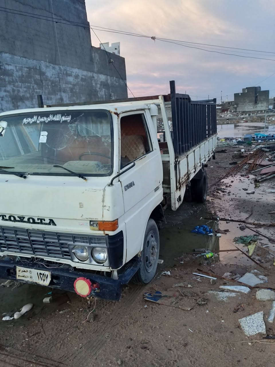 سلام عليكم سياره داينا ياباني لبيع سياره نظيفه مستعجل على بيتعه سعر 45وبيه مجال بسيط رقمه تئميم عنون بغداد ***********
