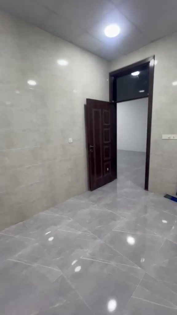 دار 150م للبيع طابو زراعي سند 25 بناء حديث ماء وكهرباء وتبليط وخط مولد وإنارة استقبال وصاله ومطبخ وصحيات داخليه وخارجية وغرفة نوم ام العضام  خلف الصناعه الثالثه شارع العوادل  السعر 70مليون وبي مجال للشراي تفاصيل اكثر داخل الفيديو للاستفسار خاص او ***********
