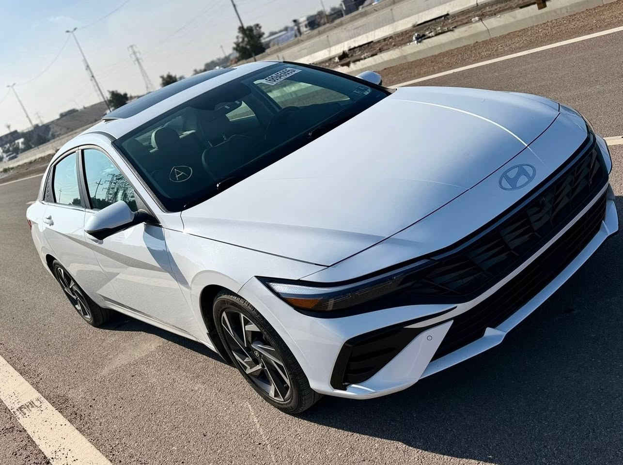 لمتد فول خمس كامرات داخل ابيض بعدهه بدون رقم مراوس با النترا او فورتي.  اقل منهه يصير فرق  ***********
