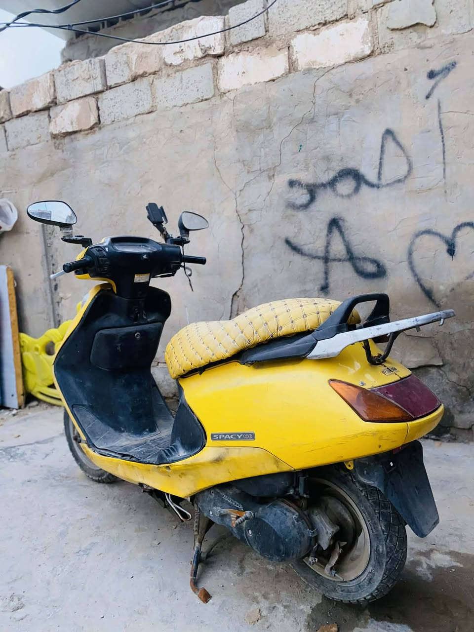 السلام عليكم دراجه سبيسي ياباني 100 تاركهه صار شهرين ومااعرف شنو العطل البيهه رايدهه 200وبيهه مجال مكاني زعفرانيه شارع المعهد شراي يتفضل خاص واتساب ***********
