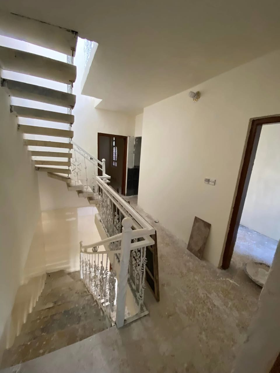 للأيجار مساحة 75م الحرية الثالثة قرب قاعد سيدة زينب ع ***********
