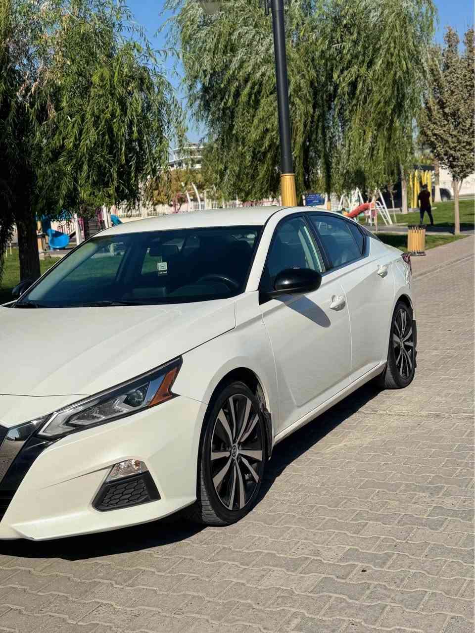 ئاڵتیما ئێس ئاڕ ٢٠٢٢ سپی بێ بۆیاخ ١٧٥ وەرەقە و مەجال 
٧٠ هەزار کیلۆمەتر ڕۆشتووە و بە شەرتی گێڕ و مەکینە 
دەعمەکەی زۆر خەفیفە و تەنها دەعامیەکەی شکاوە 
ئێرباگ بەس داشبڵ تەقیوە و شەریکە بۆی دانراوەتەوە 
هیچ مەسرەفێکی نیە و بە شەرتی تەحویل و غەرامە 
مواسەفات: پادڵ شەفت، تەحدید سورعە، ٣٦٠ پلە ڕادار، بێ دەبڵ ئەکسل بێ تۆربۆ، مەکینە ٢.٥ مەرغوب، کوشن کارەبا، بەسمە زۆر مواسەفاتی تر… 
بۆ زانیاری زیاتر تەلەفون بکەن .. *********** السليمانية, العراق
