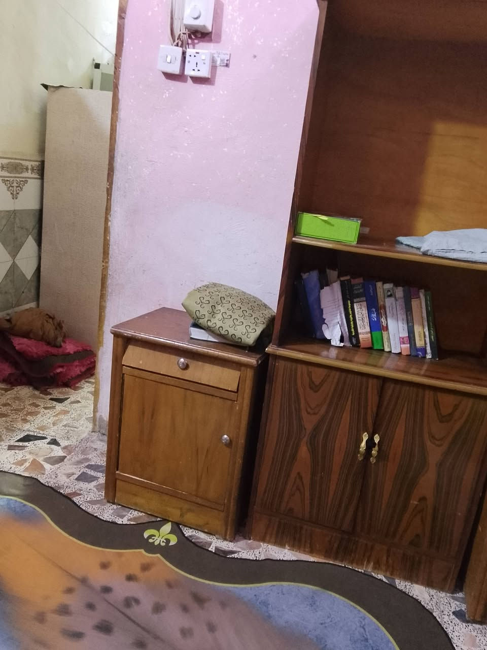 زاوية كتب سعر 30 + جرباية وميز مراية  كومديات العدد اثنين سعر 70بيهن مجال شراي يتصل ***********
