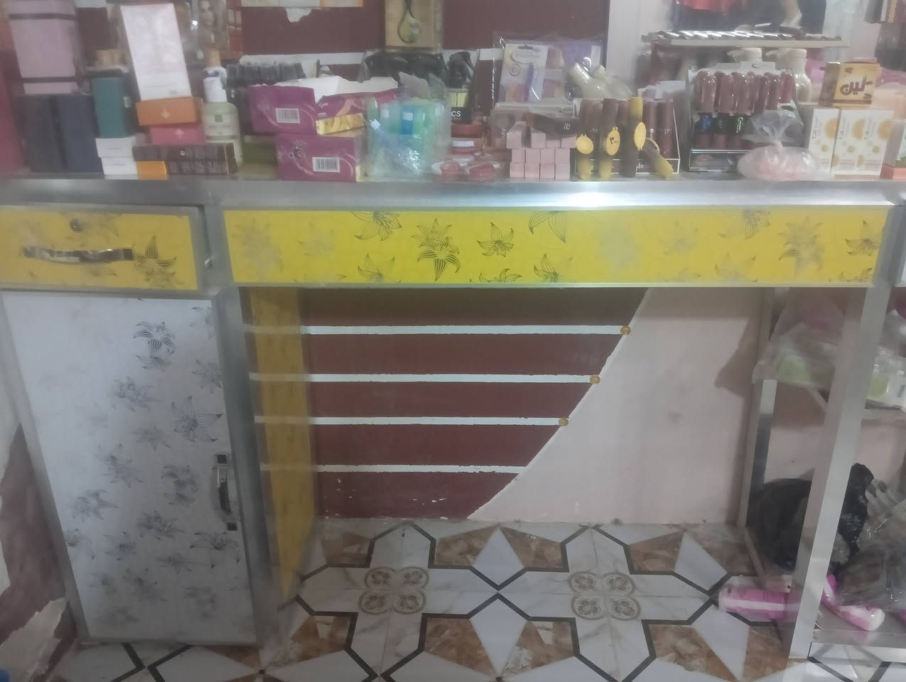ميز حلاقه مع مرايات 2 السعر 200 وبي مجال 
للتواصل   ***********
