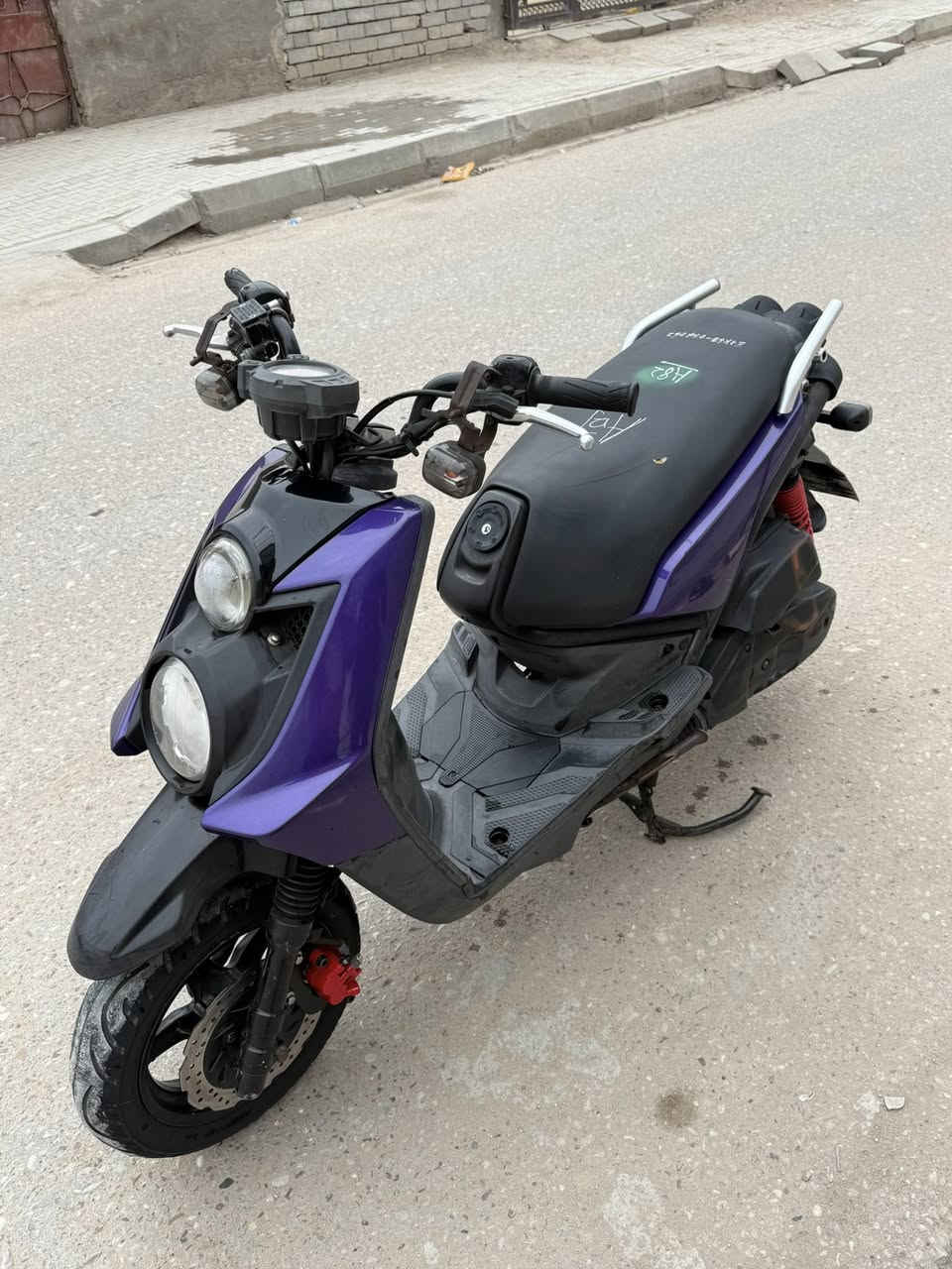 سلام عليكم
سكنس جبلي  دراجه جديده حاويه قبل شهرين اخذته حتى ما مشت هواي  
موديل 2012 . سعرها 1600
***********
