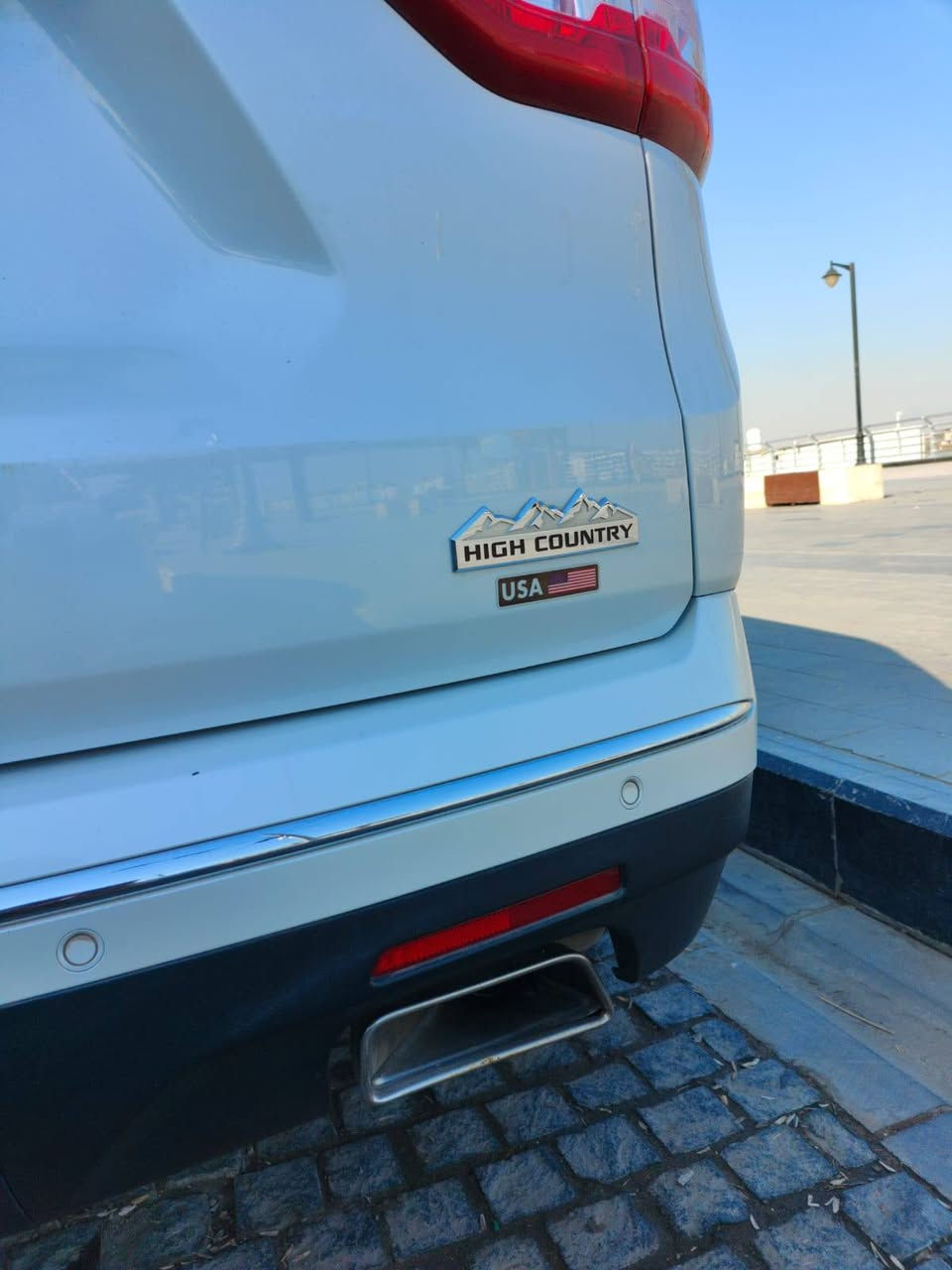 CHEVROLET TRAVERASE HIGH COUNTRY  2021 FULL OPTION
شيفروليه ترافيرس هاي كانتري 2021 فول فول مواصفات 

1. المحرك: سعة 3.6 لتر V6 بقوة 310 حصان  .

2. ناقل الحركة: أوتوماتيكي بـ9 سرعات  .

3. نظام الدفع: دفع رباعي (AWD)  .
4. تبريد ثلاث قطع 

5. التسارع: من 0 إلى 100 كم/س في 7.7 ثانية  .

6. عدد المقاعد: 7 مقاعد  سياحي جلد تدفئة وتبريد

7. سعة صندوق الأمتعة: 651 لتر  .

8. أنظمة الأمان: تتضمن نظام كشف حركة مجسم، ABS، توزيع قوة الفرملة إلكترونيًا (EBD)، مساعد الفرامل (BA)، مثبت السرعة، نظام المساعدة على تسلق التلال، كاميرا خلفية، وأجهزة استشعار الاصطفاف الأمامية والخلفية  .

9. التقنيات الداخلية: شاشة تعمل باللمس مقاس 8 بوصات، نظام صوتي من Bose، دعم Apple CarPlay وAndroid Auto، شحن لاسلكي، نظام ملاحة، ومكيف هواء أوتوماتيكي بثلاث مناطق  .

10. المزايا الخارجية: عجلات 20 بوصة من الألومنيوم، مصابيح أمامية LED، مصابيح ضباب أمامية وخلفية، مرايا جانبية مع إشارات انعطاف، باب خلفي كهربائي، وقضبان سقف  .
11.المسافه المقطوعة  70 ألف كيلو متر 

12.وارد كندي 

13.حادث السياره  دعاميه اماميه فقط 

14.السياره  مرقمه رقم بغداد باسمي  رقم وسنويه

15. السياره موجودة في البصره  
للاستفسار أكثر وإرسال صور الحادث والسعر يرجى المراسلة ع الرقم
***********
 يوجد واتساب
