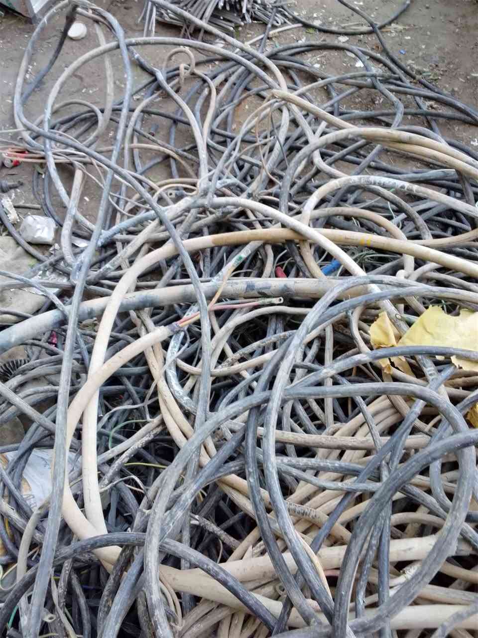 نحاس للبيع مطروح كمية تقريبا طن ونصف ***********
