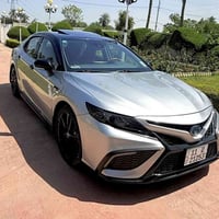 كامري XSE • هايبرد • داخل احمر