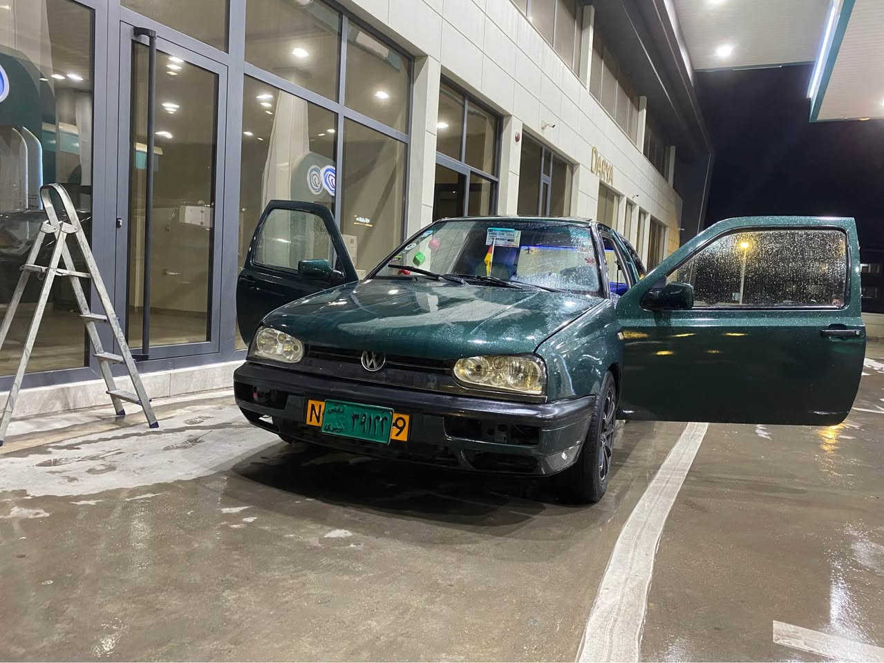 سڵاو هاوڕێیان 
GOLF MK3
1995
سەیارەکە جاهیزە و ماڵی خۆمە ئی مەعرەز نیە.!
مەکینە ٥ بزمار ٦ گێڕ زۆر مەرغوبە
گێڕ و مەکینەی بەشەرت
پێشو پشتی کەپس مووس و بڕاوە و وەرگەڕا و بەشەرت
تازە بۆیاخم کردوە پۆڵیش نەکراوە🆕
کلاجی تازەیە ڕۆن و پلاک و کابرێتەر و🆗
دەکشنم لۆک سەرخستوە🆙
زۆر زۆر کەم بەنزین ئەخوات🚱
تاقمێک تایەو ویلی سپۆڕتی لەسەرە🛞
کارە بای کامل مەز بووتە🔋
 ئاوێنە کارەبا ✅
فڵچە Auto 🔛
گڵۆپی ناوەکەی 💡
شاشە ئایپاد💻
ناو گێچ 🔖
کامل ئیش ئەکات✔️
کارەبایاتی سڵایدەکەی 🔝
دارو بەردی ئیش ئەکا☑️
هەتا هیتەری سەر جامی دواوەش ئیش ئەکات➰
کوشن و داشبڵ و ناوو داخلی زۆر جوانە🔰
زۆرمەزبوتە و جاهیزە تێر مەسرەفە سەیارەکە 
سەنەوی ئەوەلیات پاکانەی بۆ کراوە کامل بەشەرت.✅
زۆر لێی بێمنەتم وەرە بەدڵی خۆو فەحسی کە!!
سعرەکەشی.25💵گەڵاو معامەلە
……(ڕەحمەتی خواو لێبێت موشتەری وەرە سێری کە بچوکیت ئەکەم  بەچات معامە لەناکرێت)
ژم:*********** السليمانية, العراق
