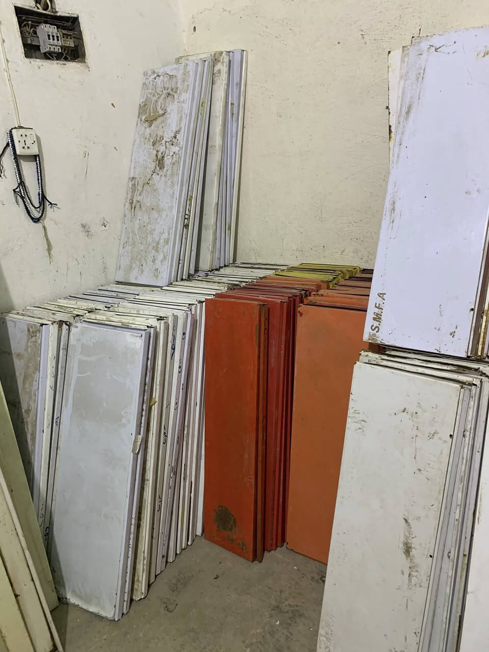 للبيع رفوف تجهيز محلات الاتصال *********** وتساب العماره حي الحسين الجديد مقابيل السوك الاخضر شارع ابو شاكر
