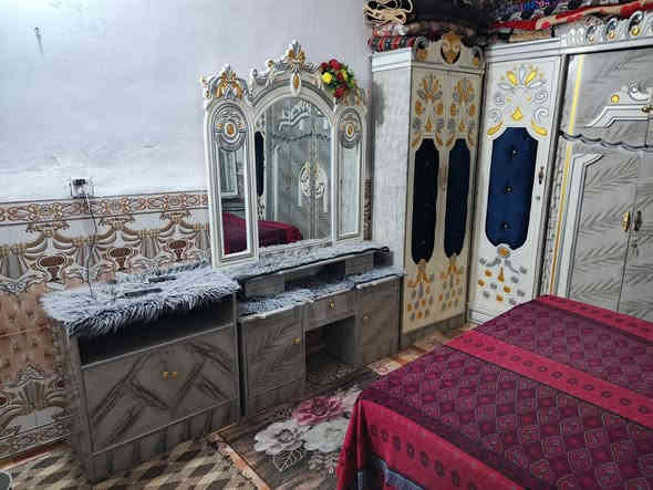 السلام عليكم ورحمة الله وبركاته
غرفه اخشاب عراقي نضافه فول 
مكاني كربلاء قرب سيد اسماعيل 
السعر 850 وبيه مجال 
التواصل  ***********
