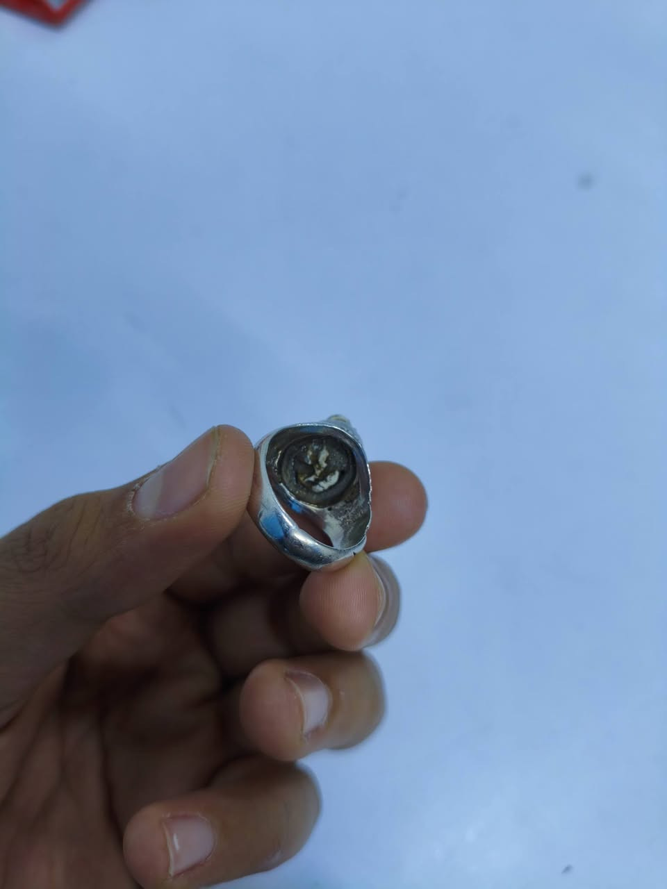 للبيع
خاتم فضه 925 صياغه يدوي عراقي متوج بحجر عطف بري الخاتم قديم الشراي خاص او المراسله على الرقم واتساب ***********
