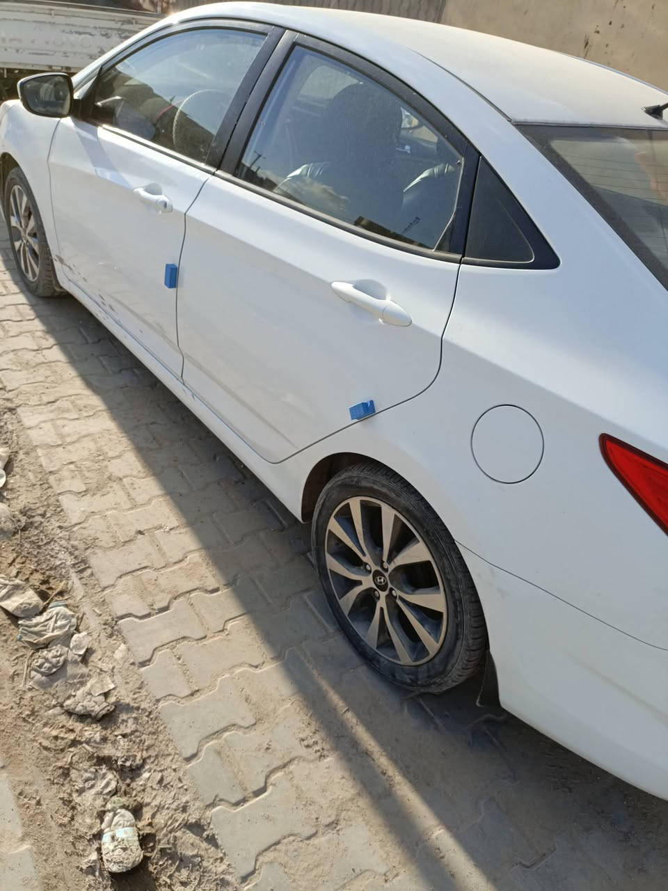 اكسنت ٢٠١٥ باسمي محرك ١٤٠٠ 
فوول ماعدا الفتحة 
رقم نجف للتواصل ***********
١٠٠$ وبيه مجال
