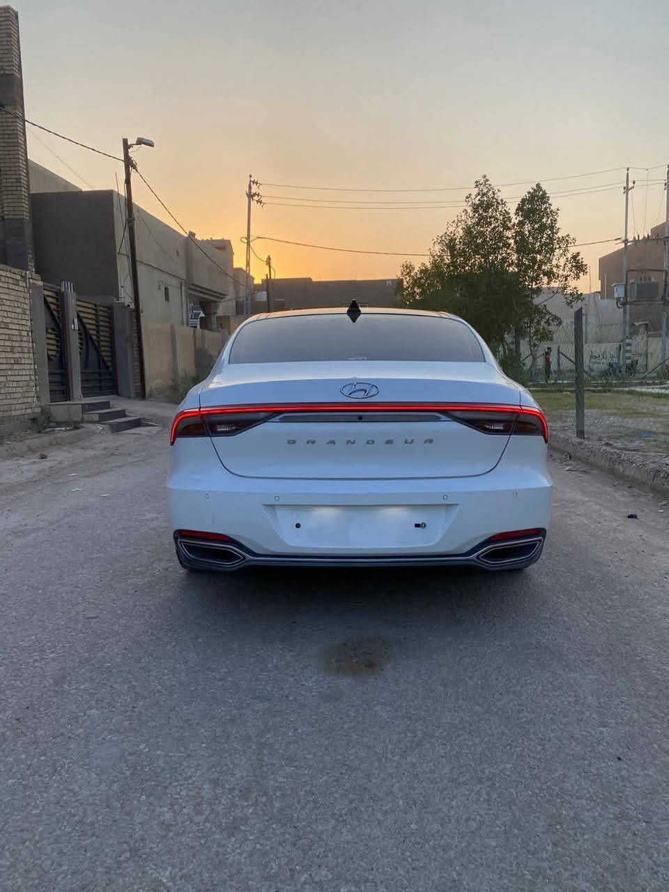 للبيع فقط هونداي گراند ازيرا 2023 
 مكاني بابل  قضاء الهاشميه للستفسار
*********** 
مواصفات السياره 
وارد كوري غاز خط واحد محرك 6 سلندر 
فووول موصفات للاخير بنراما 
 قياده ذاتية 
تحديد مسار+نقطه عمياء
رادارات جانبيه + اماميه خلفيه
درايف مود 3 وضعيات
شاشه دجتال متغيره
تبريد لمس مناخ معتدل 
اوتو هولد + هندبريك كهرباء 
كشنات كهرباء+ تبريد + تدفئة +المقود تدفئة
ترحيب + دخول ذكي
جنطه ذكيه
اربعه جام اوتو+ ريمونت
لايت زنون + لد امامي خلفي
تشغيل عن بعد
شاشه كبيره  متصلة+ شاشه اعطال
داخلها VIP
وبيها هواي مواصفات

السيارة جاهزة وما بيها اي نقص + كير محرك كفالة 
*************

بيه كلير شويه بجاملغ والبنيد بدون تبديل ولا مفتوحات 
حته مو صبغ
السعر 196 وبيه مجال المحاويل, بابل
