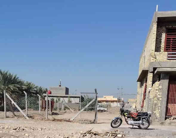 (( نقدا أو اقساط))
إعلان رقم/ 66
جنس العقار/ سند زراعي 25 
نوع العقار/ دار سكن 
المساحة/ 400م واجهة 20م ونزال 20م 
الموقع/ بابل - الحله ورديه داخل بداية الطريق المؤدي الى مرقد السيد علي بن الحسن المثنى (أبو هدمه) ع وخدمات متوفرة من كهرباء وماء اسالة وتبليط.
التفاصيل/ بناء حديث ( طابوق درجه أولى) كونكريت مسلح ارتفاع السقوف 3م و50 وكهرباء دفن عمل ممتاز.
الطابق الأول/ صالة 5x6 وغرفتين نوم 4x5 وكلدور ومطبخ ومجمع صحيات داخلي وخارجي.
الطابق الثاني/ غرفتين نوم وكلدور ومجمع صحيات ،
ملاحظة:- 
1. الدار بحاجة الى تشطيبات من جص وبورك  وارضيات .
2. تقع مساحة الأرض 200م على الجانب الأيمن من الدار بالإمكان استغلالها دار سكن أو حديقة ،
للاستفسار مراجعة مكتبنا أو الاتصال بنا عبر الارقام التالية:-
( واتساب متوفر)
***********
***********
‏‪***********‬‏
