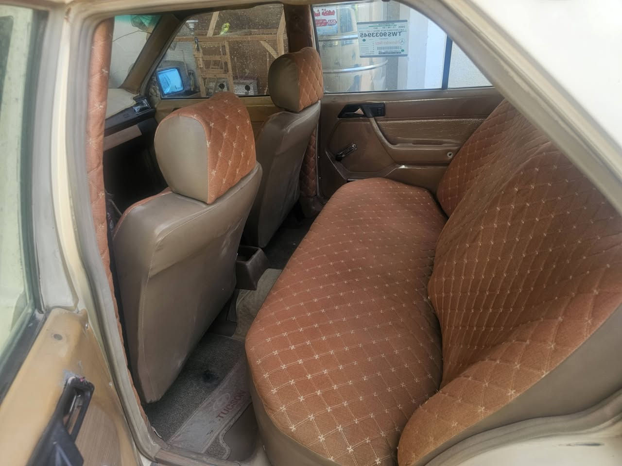 مرسيدس E230 موديل 1990 نضيفه تخبل مكفولة كير ومكينة vvtرياضي جدد تايرات جدد كهربائيات شغله سيارة خير من الله سعر 60 ورقه وبيه مجال تواصل عل رقم *********** بيع او مراوس بسيارة كون 7راكب
