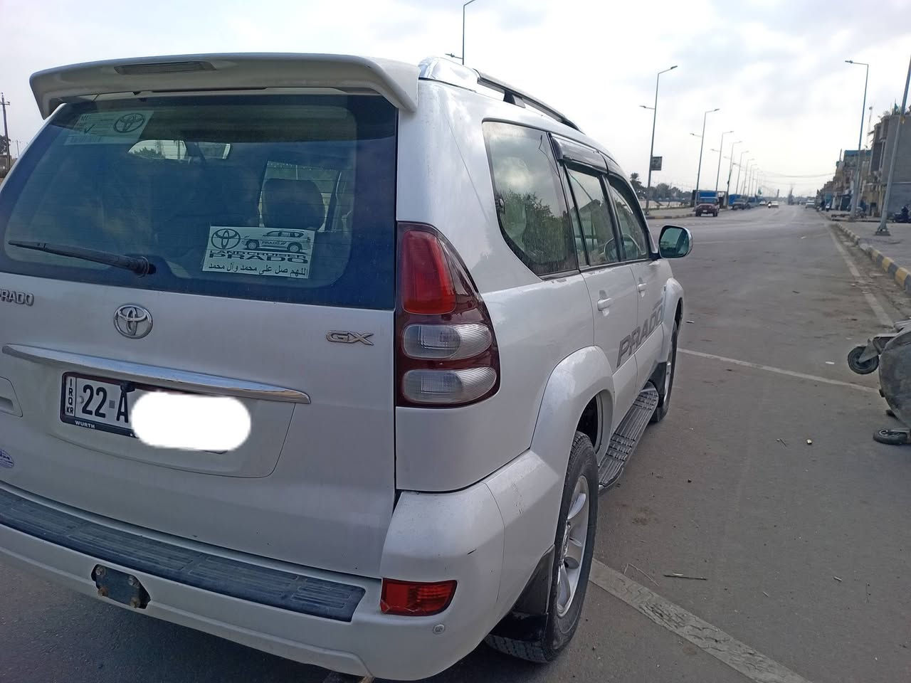 اللهم صل على محمد وآل محمد
برادو ابيض صدفي خليجية، موديل 2008 محرك 2700 اربيل مكفوله من الحادث أو الصبغ. االسونار مرفق. مراوس ببرادو 10 أو 11 أو 12 وما نختلف عالفرق أو بيع.

تبريد 3 قطع، التدفئة شغاله مع تدفئة أسفل الكشنات.
تخم تاير جديد مع حدادية، كشن مخمل، ارضيه كاربد بلاد، جرس 120،  ترحيب مع اناره داخليه عند قفل السيارة أو فتح السنتر لوك. كهربائيات كاملة مصابيح أسفل الدشبول واسفل الكشنات عند فتح وقفل السيارة.
محرك. كير بالشرط.

((السيارة بأسمي استخدام شخصي من المدرسة للبيت ومن البيت للمدرسة على قدر الدوام فقط.))
((السعر المطلوب 185 قابل للتفاوض)) 
بيها جراد بالقمارة قليل لكن بالصورة مبين كثير ومن جهة باب الصدر من اشتريتها الجراد بيها موضح بالصور صار سنتين عندي السيارة خير من الله.

***********
