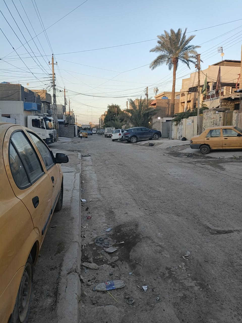 بسم الله الرحمن الرحيم
‏دار بناء قديم ( قطعة ارض ) مساحة الكلية 135 متر 
‏واجهه 8 متر نزال 17 متر 
‏سعر المتر 1.550 مليون السعر الكلي 210 مليون 
‏الاستفسار اتصال على الرقم او واتساب ***********
‏ملاحظة . سند مستقل 
‏حي اور قرب متوسطة الاستقامة او اسواق أتومة 
‏
