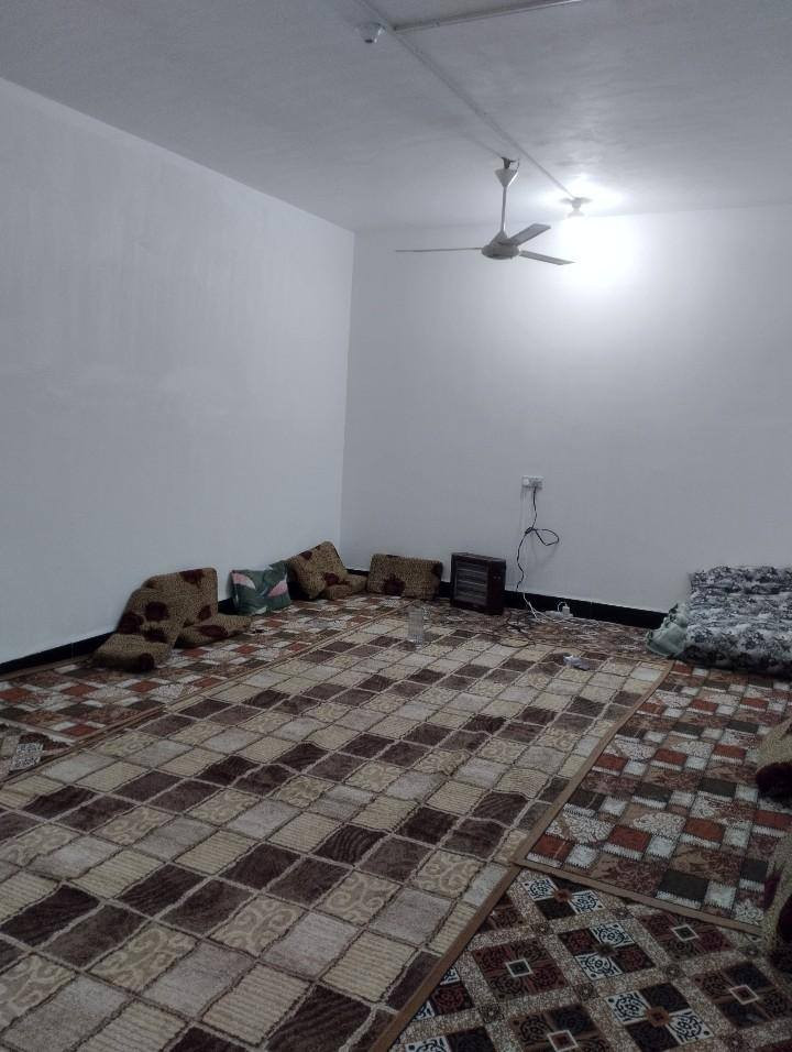 بيت بلوك عقاده مساحه 200 في دور سيد حمزه الاسكان الصناعي النزله الخامسه يحتوي على غرفتين وصاله وديوانيه ومطبخ وصحيات وحديقه وطارمه 
السعر ٦٦ وبي مجال 

الشراي فقط يتصل ***********
