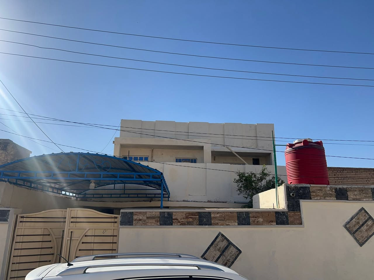 ألسلام عليكم بيت ٢٠٠ متر طابقين يتكون من استقبال وغرفةنوم وهول ومطبخ وحمامات داخليه وخارجيه والطابق الثاني غرفتين ومطبخ وحمام وصاله جبيره وطارمه جبيره السعر ١٦٠ وبي مجال قليل حي العسكري قطاع ١٧ قرب مدرسة الصديق ***********

