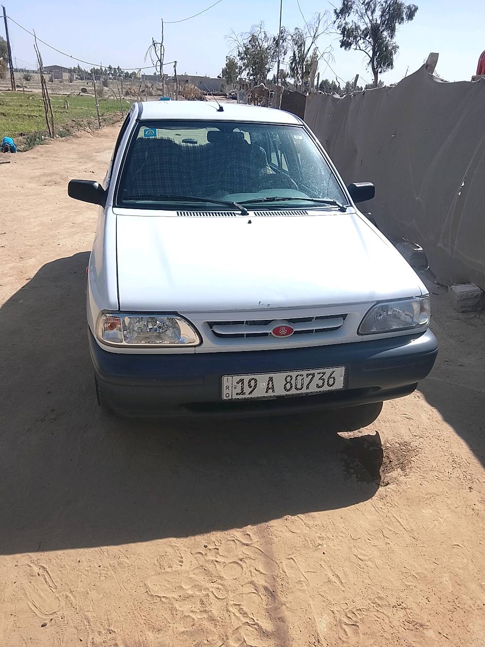 سيارة بيضاء بحالة جيدة للبيع. تتميز بتصميمها العملي والمناسب للاستخدام اليومي. السيارة نظيفة من الداخل والخارج وجاهزة للاستخدام الفوري.