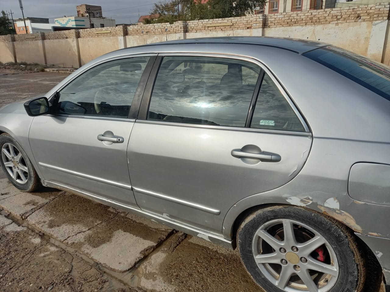 السلام عليكم 
للبيع هوندا اكورد ياباني 2007
وارد امريكي حادث جاملغ خلفي 
محرك2400 صرف كلش كلش قليل بالبانزين تبريد وتدفئة شغال 
محرك وكير جديد بعده بالضمان قبل يومين شديته 
رقم بغداد مشروع وطني وكاله عامه مطلقه بسمي ام الباركود قبل ٣ ايام سويتها 
تخم تاير جيد جدا باتري جديد
وارد امريكي حادث جاملغ خلفي
سعرها ٥٢ ورقه 
عالي وناصي وسكنات وبكلايتات ودشبول كله شغال
صدر جيد
مكان سامراء 
للاستفسار الاتصال على الرقم 
***********
غير متواجد عالفيس
