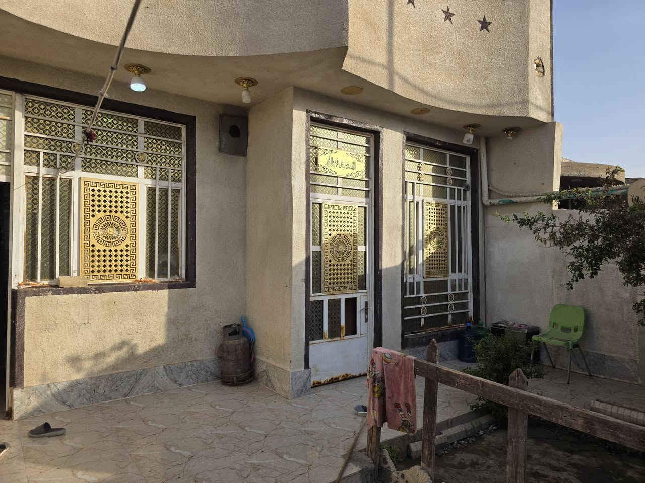 بيت للبيع مساحه ١٤٠ طابو زراعي كوت حي الحكيم شارع حي الوائلي يبعد عن الشارع ٢٠٠ متر تفاصيل البيت الاساس طابوك والبناء بلوك يحتوي علي غرفه وصاله واستقبال ومطبخ  وصحيات  السعر ٤٨ وبيه مجال لاستفسار الاتصال  او مراجعة دلالية احمد السعيدي بقرب من حسينية ياسر خليفه 
***********
***********
