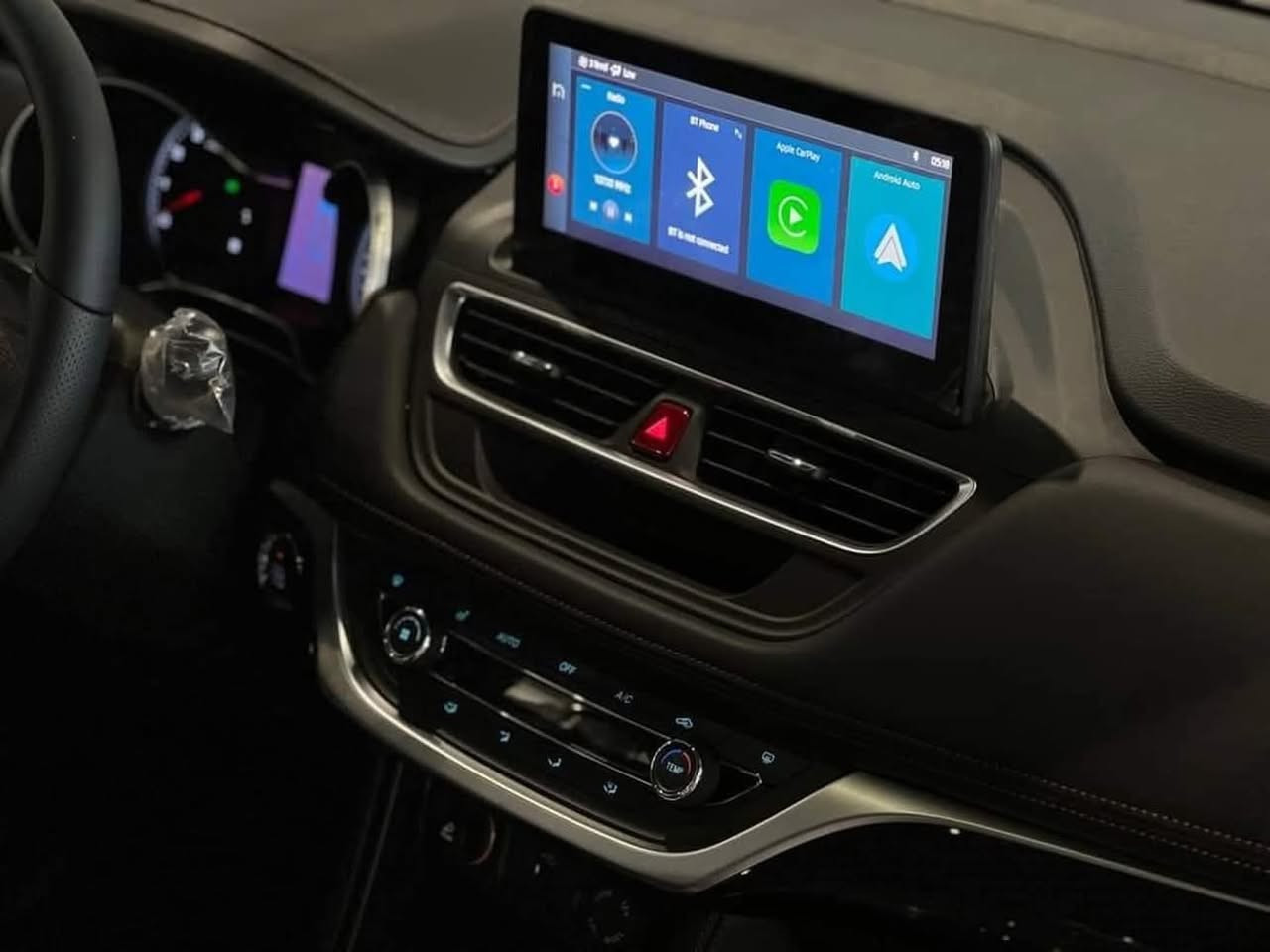 ⸻

🚗 للبيع سيارة JAC JS3 موديل 2024

سيارة بنزين (مو كهرباء).
مكفولة بضمان 6 سنوات.

📍 الموقع: ميسان
📄 التسجيل: رقم بغداد

🔧 تفاصيل ومواصفات السيارة بدقّة:
 • الموديل: JAC JS3
 • السنة: 2024
 • نوع الوقود: بنزين فقط
 • المحرك: 4 سلندر
 • سعة المحرك: 1.6 لتر
 • ناقل الحركة: أوتوماتيك
 • 
 • اقتصادية بالوقود ومناسبة للاستخدام اليومي

🛡 الأمان:
 • ABS نظام مانع انغلاق الفرامل
 • EBD توزيع إلكتروني للفرامل
 • وسائد هوائية
 • نظام الثبات

🪑 الراحة والتجهيزات:
 • 5 مقاعد
 • شاشة وسطية لمس
 • شاشة عدادات
 • تكييف هواء
 • بلوتوث + USB
 • تحكم بالمقود
 • زجاج كهرباء
 • أقفال مركزية
الكثير من التفاصيل في  كتلوك
📞 للاتصال:
***********
8000  كيلوا ماشيه
