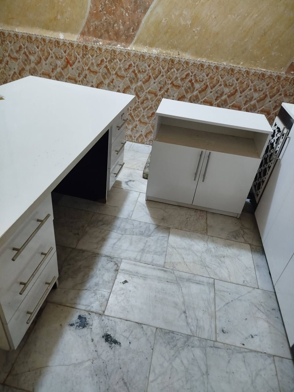 السلام عليكم ميز مكتبي معروض للبيع يتكون من اربع قطع زائد طبلتين جديد السعر الخاصه الاتصال على ***********
