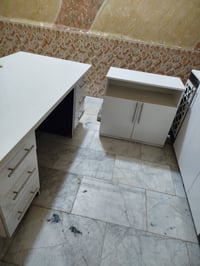 ميز مكتبي معروض للبيع يتكون من اربع قطع زائد طبلتين جديد السعر الخاصه ...