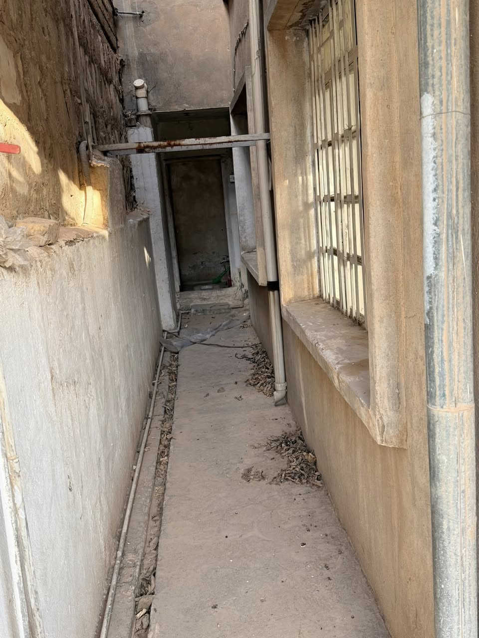 📍العنوان: حي العمال خلف سوبرماركت الوند
🏠 بيت للبيع — طابو صرف
📐 المساحة: 200 متر
🧱 البناء: طابقين / بناء قديم

🔻تفاصيل البيت:

🔸الطابق الأرضي:
• حديقة
• استقبال عدد 2
• غرفتين نوم
• مطبخ
• حمام + تواليت

🔸الطابق الثاني:
• 3 غرف نوم
• استقبال
• مخزن
• تواليت

✨ مميزات البيت:
✔️ سطح البيت ايزوغام جديد، ما صارله سنة

💸 السعر: 74 مليون وبيه مجال

📞 للاستفسار: ***********
