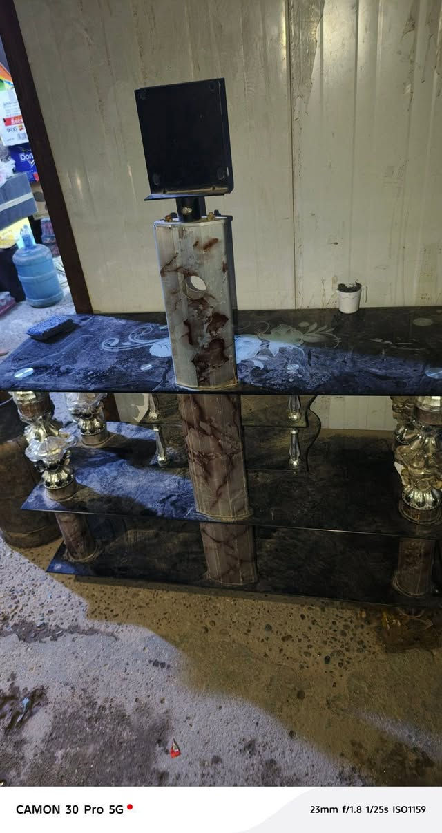 للبيع 
ميز غرفه سعر 30+ميز بلازمه مرتب ونضيف سعر $ 40وبي مجال 
تواصل ***********
