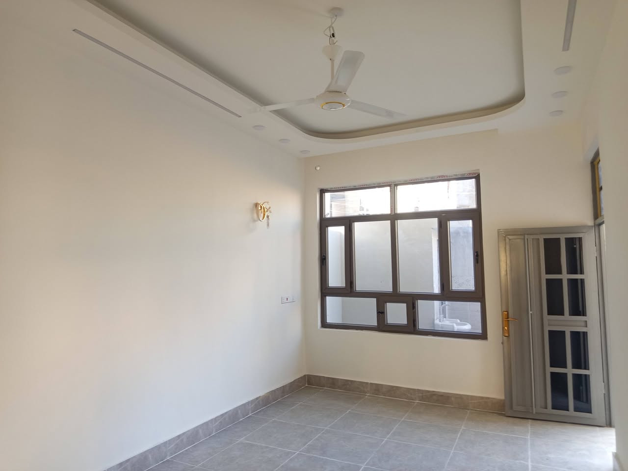 دار للبيع 150م طابق واحد بناء 2026 طابو زراعي سند 25 خارطه وتصميم وديكور درجة اولى ماء وكهرباء وتبليط وخط مولد ومجاري واناره استقبال وصاله ومطبخ وغرفتين نوم تحتوي احداهم على حمام وصحيات داخليه وخارجية وبيتونه كبيره بعقوبة دور الزراعه الثالثه فرع مكتب الريان أو مدخل مقابل المطار السعر 95مليون وبي مجال للشراي تفاصيل اكثر داخل الفيديو للاستفسار خاص او ***********
