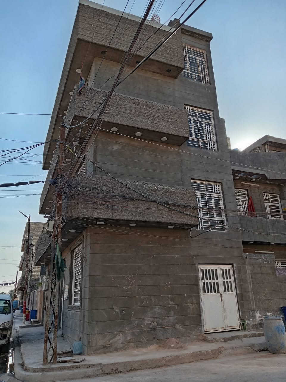 السلام عليكم بناية للبيع مكونه من ثلاث طوابق تحتوي على ثلاث شقق كل شقه غرفتين وصاله ومطبخ وحمام مشترك العنوان البلديات الضباط الثانيه خلف الصحفيين
***********
