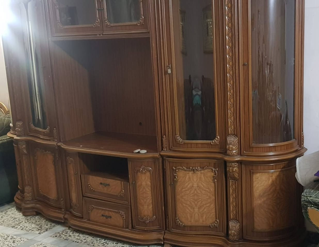 للبيع نخم قنفات مع معرض السعر ٣٠٠ العنوان البياع نفسها الاتصال *********** واتس
