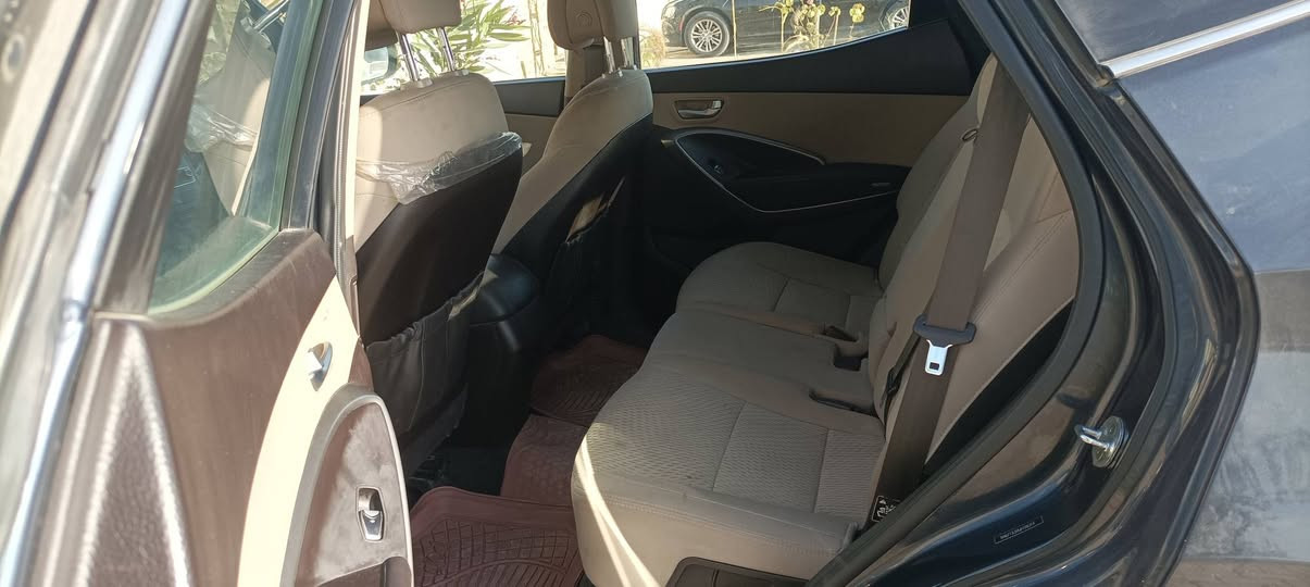 سلام عليكم 
سنتافي موديل 18 وارد امريكي 2400
رقم كربلاء وموجودة في كربلاء السعر 175
***********
