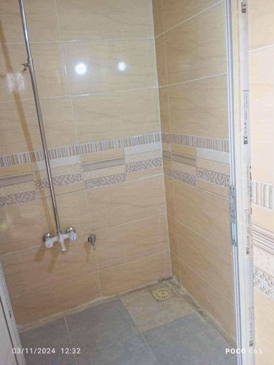 بيت للبيع تجاوز حي اور الثانيه عل بزل غرفه ومطبخ وحمام داخلي وخارجي وصاله لمساحه ٢٠٠م لبيت بلوك ولاساس طابوك نضيف *********** السعر ١٥ قابل للتفاوض
